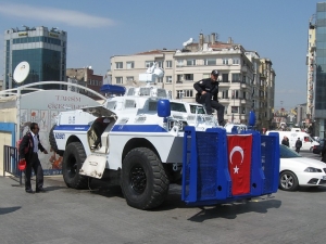С кола в Турция, полиция, коли, бронетранспортьор 